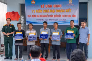 Trao nhà "Đại đoàn kết" cho các hộ khó khăn xã Vĩnh Điều, tỉnh An Giang.