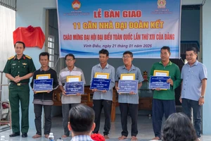 Trao nhà "Đại đoàn kết" cho các hộ khó khăn xã Vĩnh Điều, tỉnh An Giang.