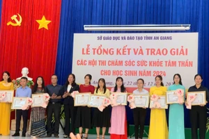 An Giang trao khen thưởng Cuộc thi viết về giáo dục "Chăm sóc sức khỏe tâm thần cho trẻ em, học sinh" năm 2024. 