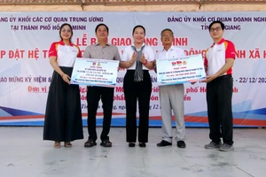 Đảng ủy Khối các cơ quan Trung ương tại TP HCM tặng quà cho trường học trên địa bàn An Giang.