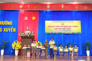 Trao 100 suất học phẩm Tiếp bước đến trường cho học sinh khó khăn ở An Giang