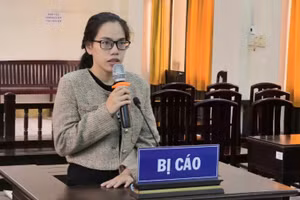 Người phụ nữ lĩnh án 7 năm tù về hành vi chiếm đoạt tài sản. (Ảnh: Văn Vũ)