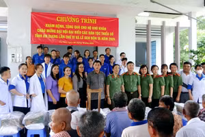 An Giang khám bệnh, cấp phát thuốc miễn phí và tặng quà cho bà con Khmer.