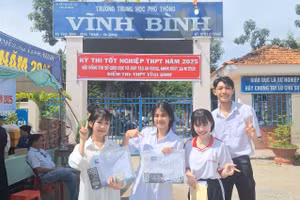 Các thí sinh An Giang phấn khởi sau buổi thi. Ảnh: Trọng Nhân.