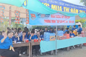 Nhóm thanh niên tình nguyện tích cực tham gia đội "Tiếp sức mùa thi". Ảnh: Trọng Nhân.