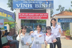 Các thí sinh An Giang phấn khởi sau buổi thi. Ảnh: Trọng Nhân.