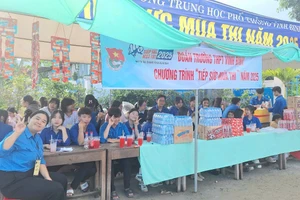 Nhóm thanh niên tình nguyện tích cực tham gia đội "Tiếp sức mùa thi". Ảnh: Trọng Nhân.