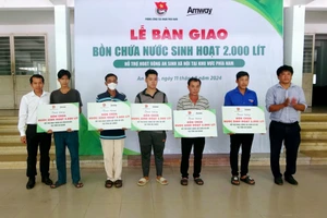 Trung ương Đoàn bàn giao bồn chứa nước cho người dân khó khăn khu vực biên giới An Giang. 