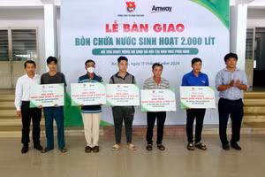 Trung ương Đoàn bàn giao bồn chứa nước cho người dân khó khăn khu vực biên giới An Giang. 