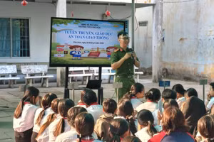 Buổi sinh hoạt về An toàn giao thông tại Trường THCS Phú Hòa (xã Phú Hòa, tỉnh An Giang). Ảnh: CAPH.