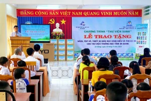 Chương trình "Thư viện xanh" trao tặng sách cho trường tiểu học tại An Giang.