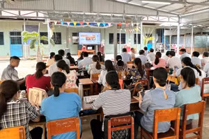 Cán bộ, giáo viên trường học tham gia tập huấn công nghệ AI.