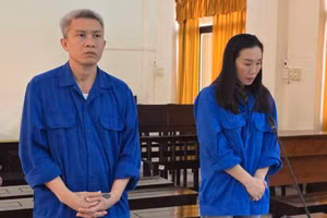 Trần Hữu Lộc và Phạm Huyền Trân lĩnh tổng cộng 38 năm tù về tội “Mua bán trái phép chất ma túy”. Ảnh: Văn Vũ.