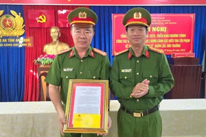 Đại tá Nguyễn Nhật Trường, Phó Giám đốc Công an tỉnh An Giang trao quyết định thưởng đột xuất cho Phòng Cảnh sát kinh tế.