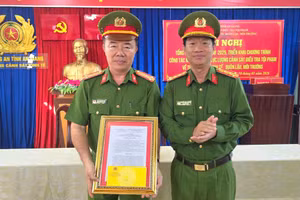 Đại tá Nguyễn Nhật Trường, Phó Giám đốc Công an tỉnh An Giang trao quyết định thưởng đột xuất cho Phòng Cảnh sát kinh tế.