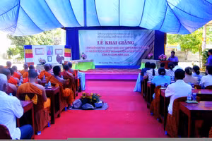 An Giang khai giảng các lớp truyền dạy khắc chữ kinh lá buông cho đồng bào dân tộc Khmer.