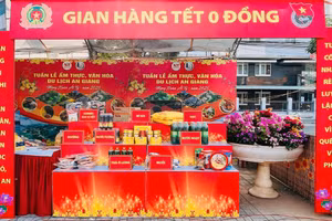 "Gian hàng Tết 0 đồng" của tuổi trẻ Công an TP Long Xuyên (An Giang) ấm áp nghĩa tình.