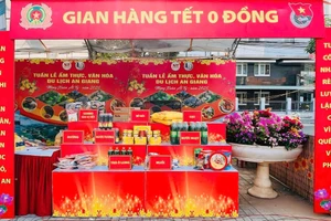 "Gian hàng Tết 0 đồng" của tuổi trẻ Công an TP Long Xuyên (An Giang) ấm áp nghĩa tình.