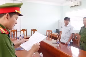 Cơ quan CSĐT Công an tỉnh An Giang thi hành lệnh bắt tạm giam bị can Trần Phú Hào. (Ảnh: Tiến Tầm)