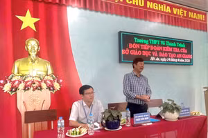 Ông Thiều Văn Nam, Phó Giám đốc Sở GD&ĐT An Giang - Tổ kiểm tra số 3 làm việc với Trường THPT Võ Thành Trinh. 