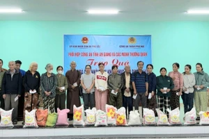 Trao quà hỗ trợ người dân TP Huế bị ảnh hưởng bão lũ. 