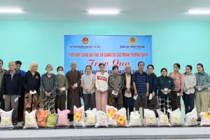 Trao quà hỗ trợ người dân TP Huế bị ảnh hưởng bão lũ. 