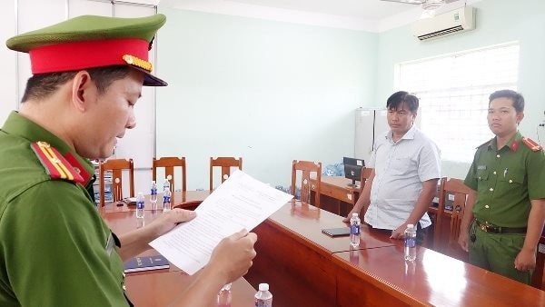 Cơ quan CSĐT Công an tỉnh An Giang thi hành lệnh bắt tạm giam bị can Trần Phú Hào. (Ảnh: Tiến Tầm)