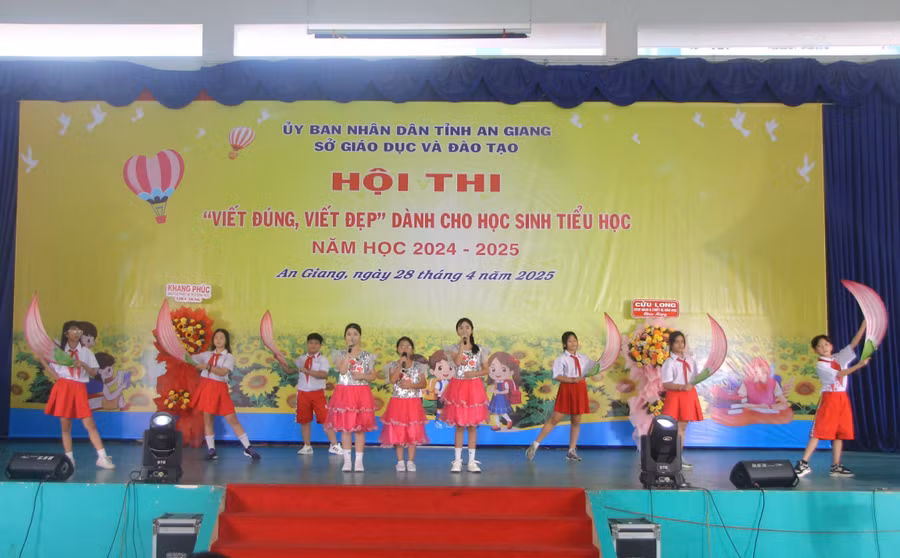 An Giang tổng kết trao thưởng Hội thi "Viết đúng, viết đẹp" dành cho học sinh tiểu học năm học 2024 - 2025. (Ảnh: Trọng Nhân)