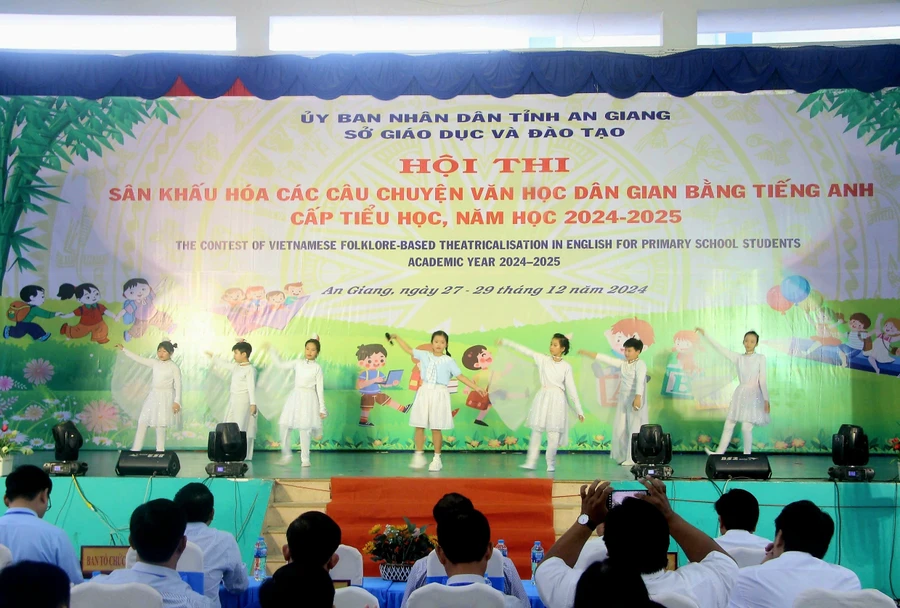 An Giang khai mạc "Hội thi sân khấu hóa các câu chuyện Văn học dân gian bằng tiếng Anh" cấp Tiểu học năm học 2024 - 2025. (Ảnh: Trọng Nhân)