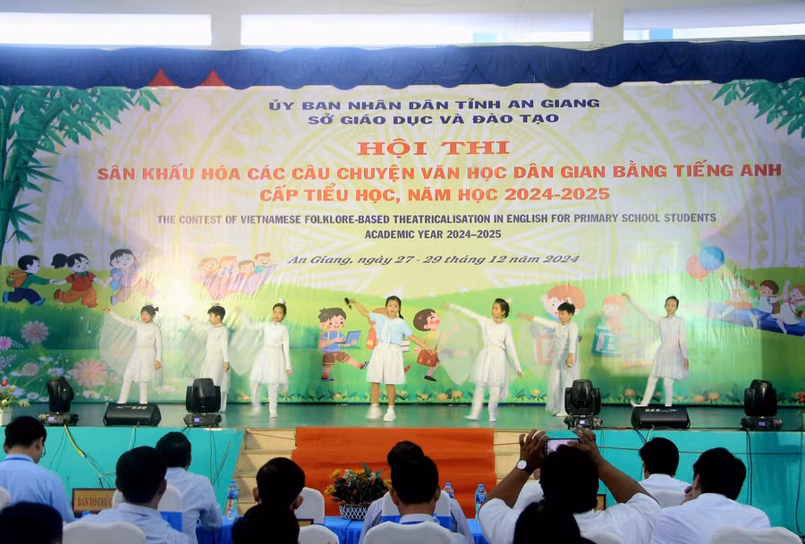 An Giang khai mạc "Hội thi sân khấu hóa các câu chuyện Văn học dân gian bằng tiếng Anh" cấp Tiểu học năm học 2024 - 2025. (Ảnh: Trọng Nhân)