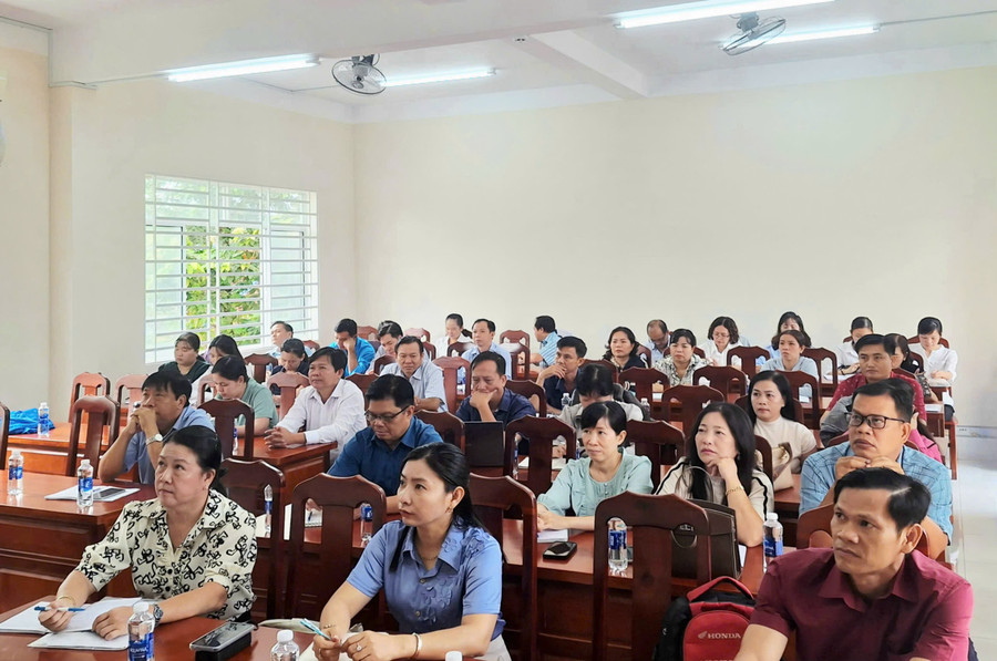 Đại biểu tham dự Hội nghị tại điểm cầu Trường Tiểu học A Vĩnh Chánh (Điểm cầu xã Phú Hòa, An Giang). 1000052854.jpg