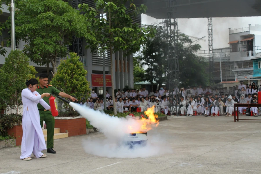 Cán bộ Phòng Cảnh sát PCCC&CNCH, Công an An Giang hướng dẫn sử dụng các thiết bị PCCC.