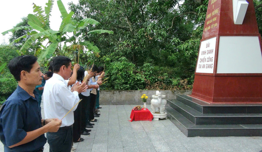 Dâng hương tưởng niệm các Anh hùng Liệt sĩ. 