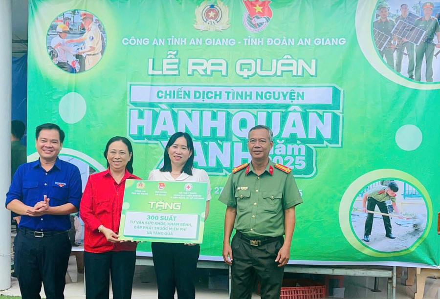 Công an tỉnh An Giang ra quân Chiến dịch tình nguyện Hành quân xanh năm 2025. 