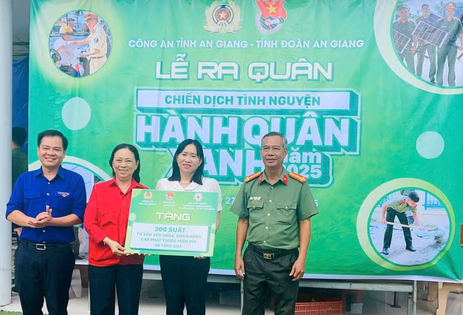 Công an tỉnh An Giang ra quân Chiến dịch tình nguyện Hành quân xanh năm 2025. 