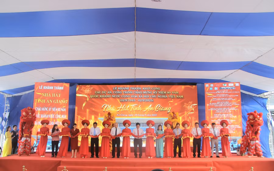 Các đại biểu cắt băng khánh thành Nhà hát tỉnh An Giang.