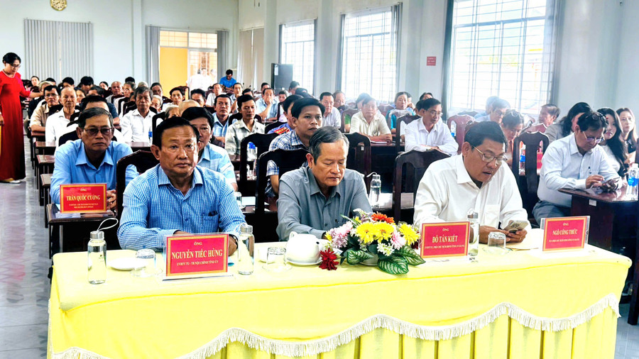 Đại biểu và người dân tham dự buổi lễ. 1000043277.jpg