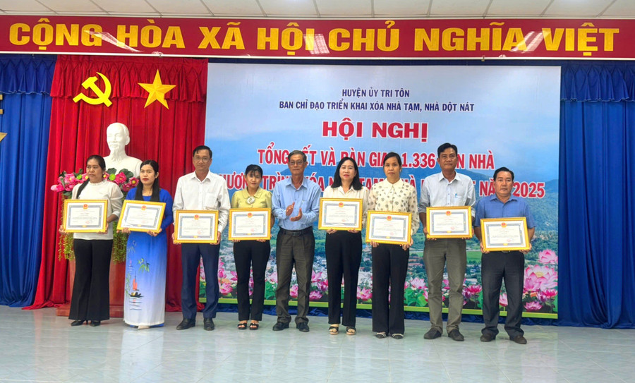 Trao khen thưởng các cá nhân, tập thể có thành tích xuất sắc trong Chương trình xóa nhà tạm, nhà dột nát. 1000043281.jpg