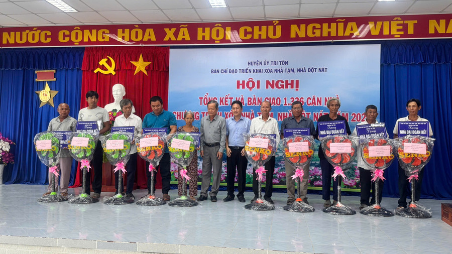 Trao bảng tượng trưng hỗ trợ nhà ở cho người dân. 1000043285.jpg