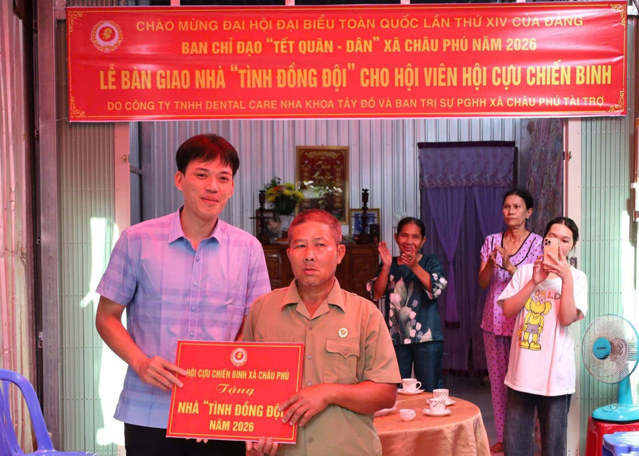 Trao bảng tượng trưng tặng nhà "Tình đồng đội" cho gia đình ông Nguyễn Văn Hầu ngụ xã Châu Phú, tỉnh An Giang.