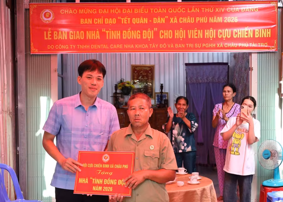 Trao bảng tượng trưng tặng nhà "Tình đồng đội" cho gia đình ông Nguyễn Văn Hầu ngụ xã Châu Phú, tỉnh An Giang.