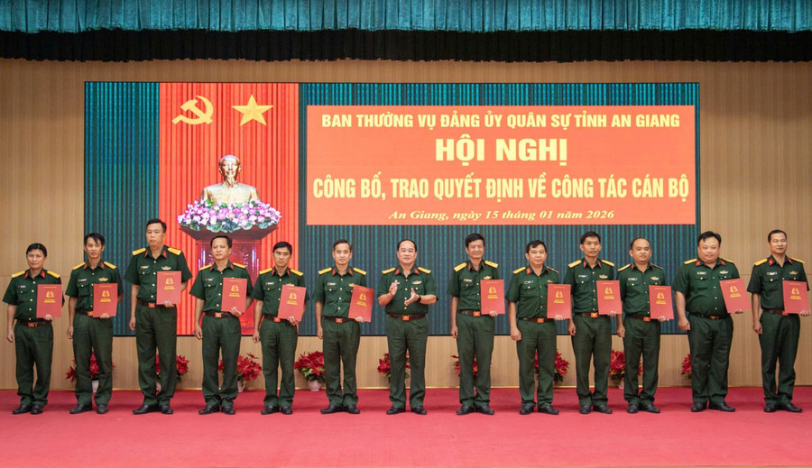 Bộ CHQS tỉnh An Giang công bố, trao quyết định công tác cán bộ.