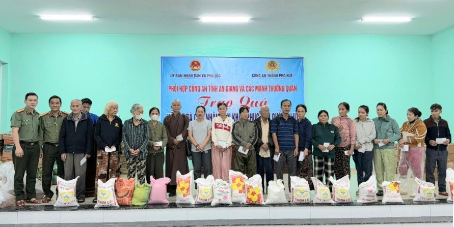 Trao quà hỗ trợ người dân TP Huế bị ảnh hưởng bão lũ. 