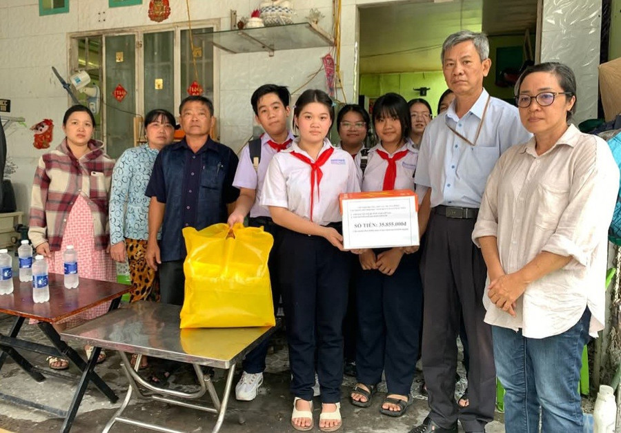 Trường THCS Lý Thường Kiệt (phường Long Xuyên, tỉnh An Giang) trao hỗ trợ cho gia đình học sinh bị hỏa hoạn.