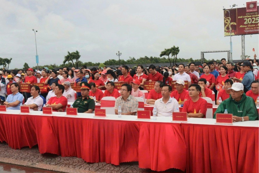 Đại biểu và Nhân dân tham dự chương trình tại điểm cầu An Giang. 1000051904.jpg