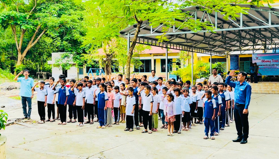 Đoàn viên, giáo viên và học sinh dân tộc Khmer tham gia Lễ chào cờ hành trình "Tôi yêu Tổ quốc tôi". 
