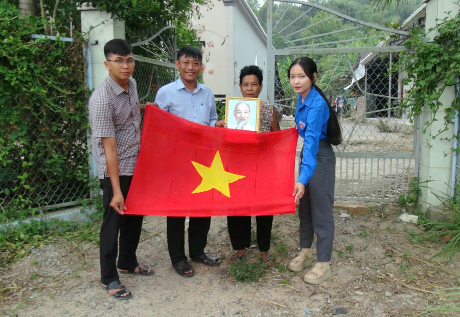 Trao cờ nước và ảnh Bác Hồ cho các hộ dân trên địa bàn xã Ô Lâm, tỉnh An Giang. 1000051944.jpg