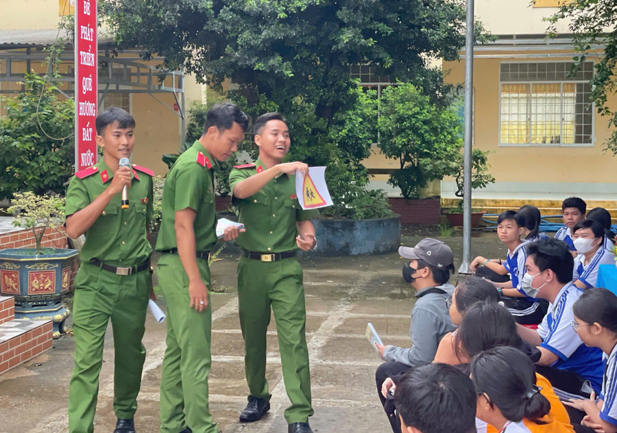 Tuyên truyền giáo dục về an toàn giao thông cho học sinh. 1000050739.jpg
