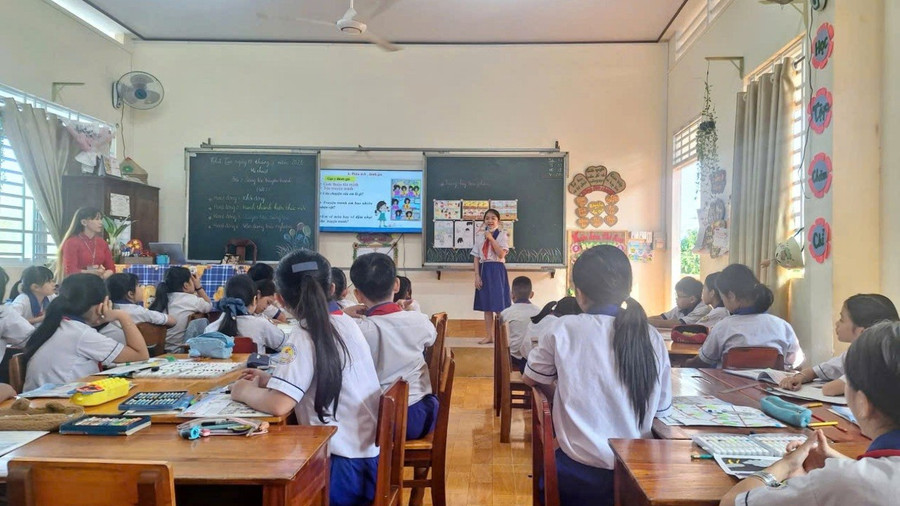 Giáo viên ứng dụng CNTT vào giảng dạy tạo hứng thú cho học sinh trong mỗi tiết học. Ảnh: Trọng Nhân. 1000050745.jpg