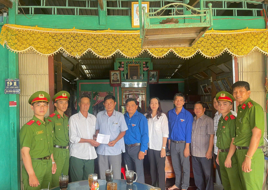 Thăm hỏi, tặng quà tri ân gia đình chính sách, người có công. 1000050734.jpg
